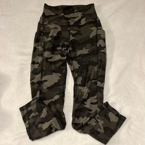 Lululemon Camo Legging with Side Pockets - Size 6 - Like New